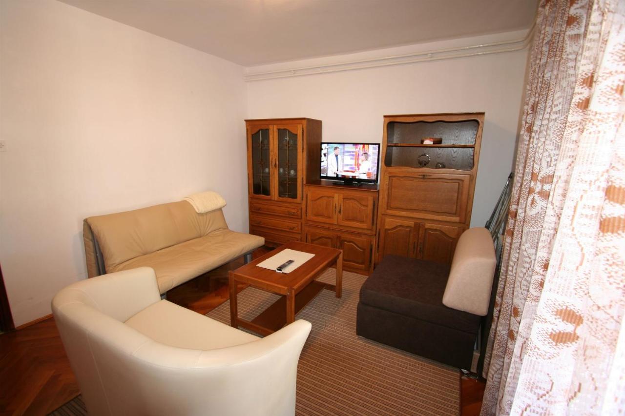 Apartments Grskovic G. Jesenovica Šilo Екстериор снимка